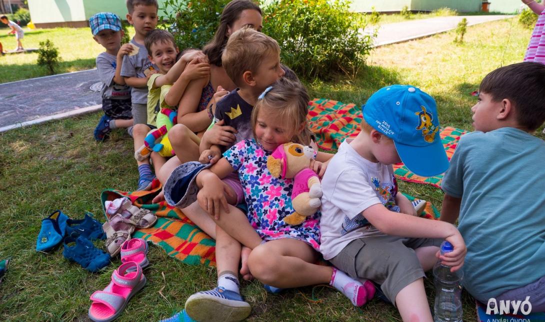 Tücsköt, bogarat tanulmányoznak a gyermekek ANYÓ-val