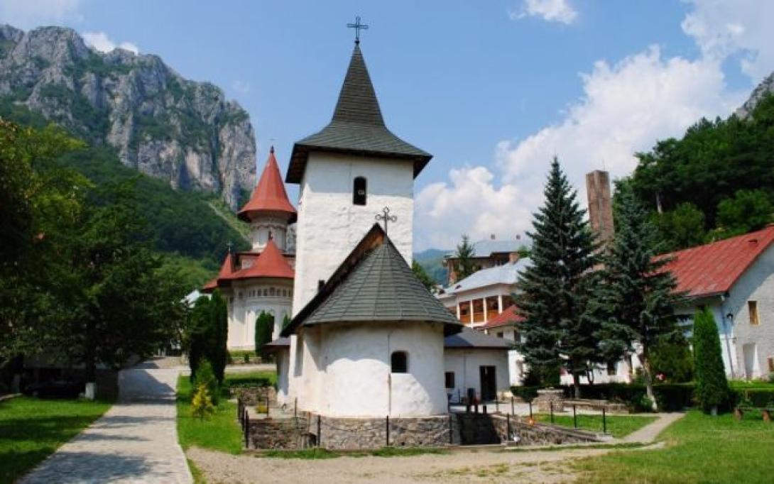 Heves tűz tombol a remetei kolostor tetőzeténél