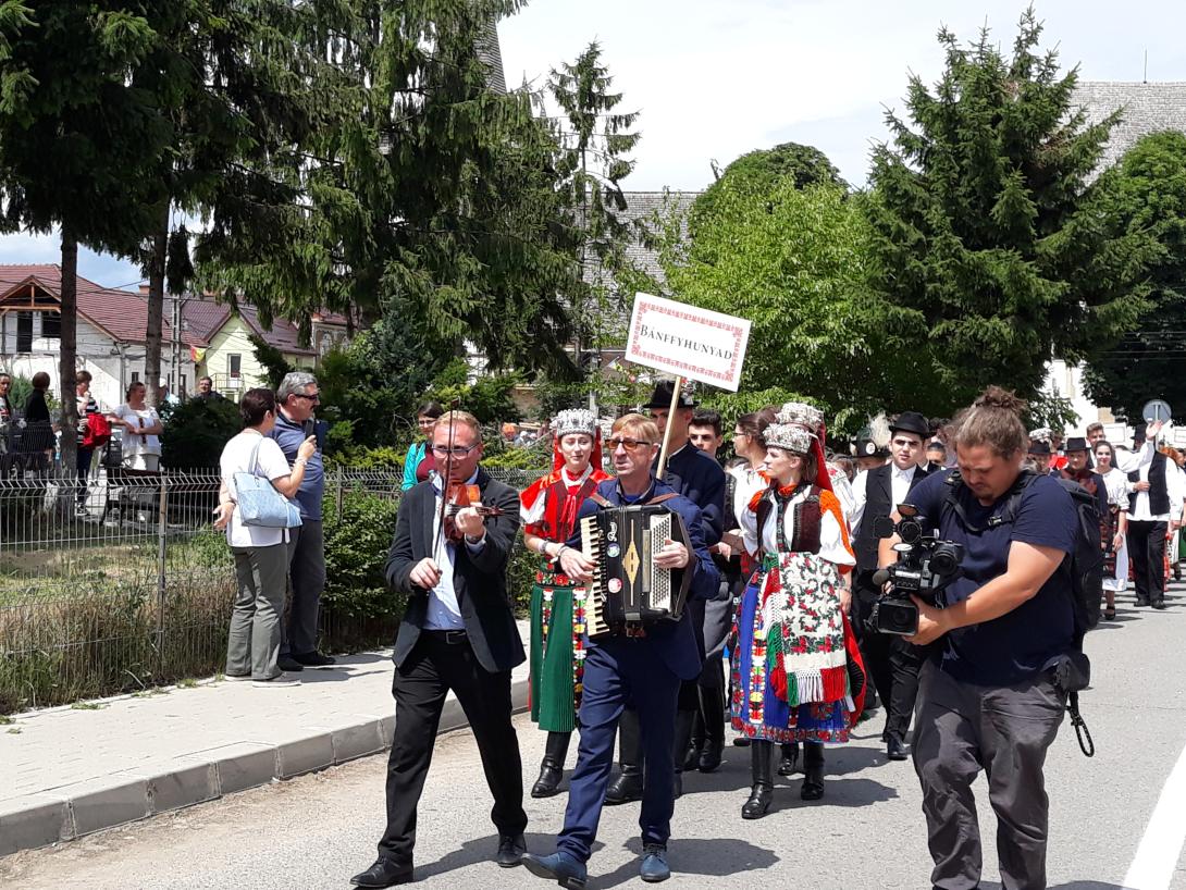 Kalotaszegi népviseleti mustra Bánffyhunyadon