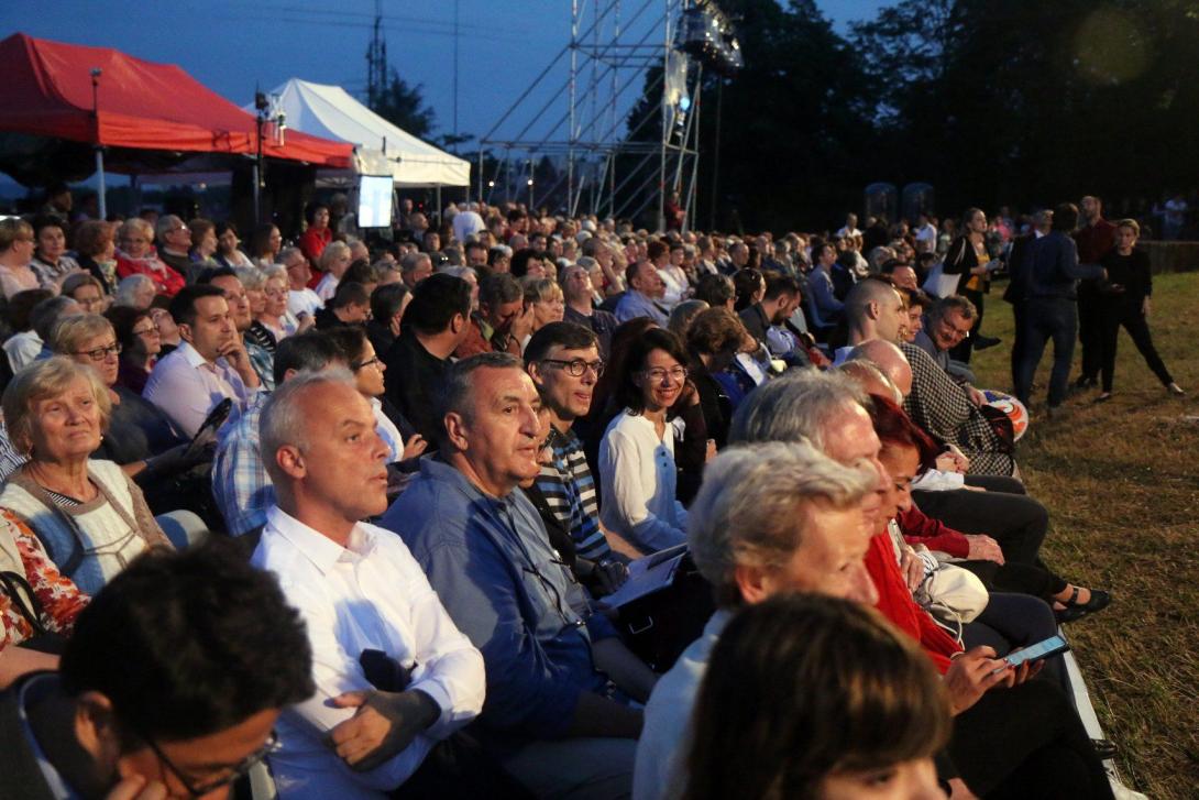 Ezrek operája – Parasztbecsület a Kálvária-dombon