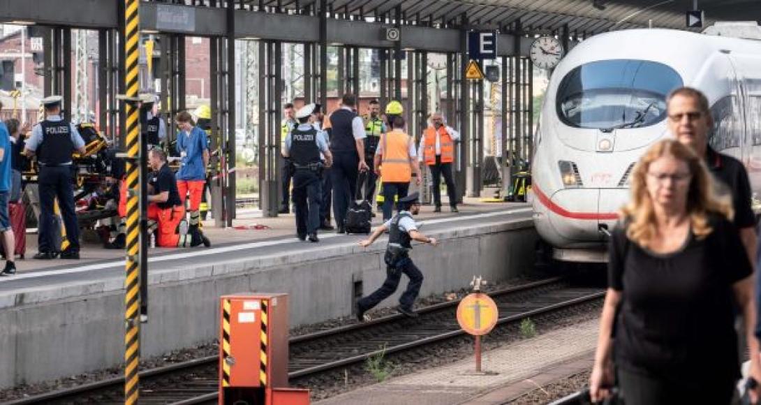 Vonat elé löktek egy anyát gyermekével, utóbbi meghalt