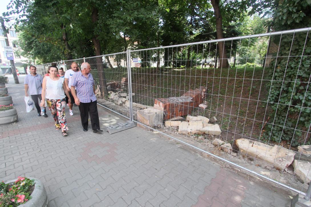 Restaurálják a kórház kerítését