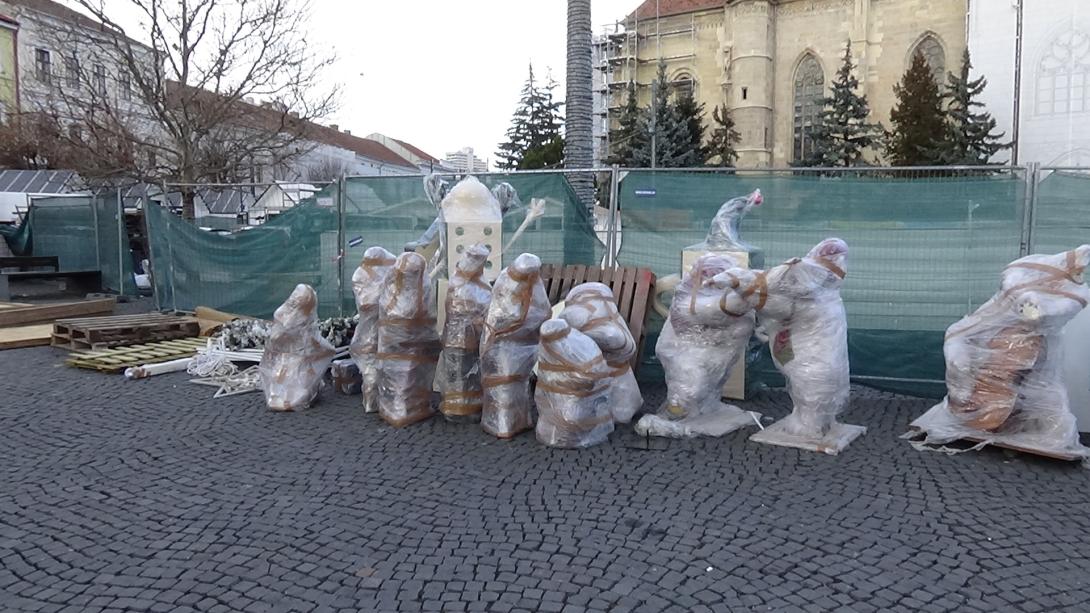 VIDEÓ - Készül a karácsonyi vásár a Főtéren