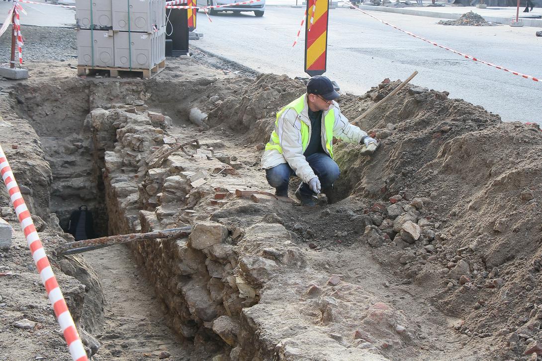 Középkori pincegádorra  és falakra bukkantak