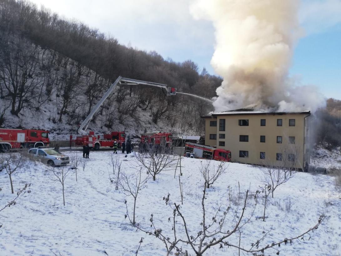 VIDEÓK - Kigyulladt egy szászfenesi lakóház tetőszerkezete, több családot kilakoltattak