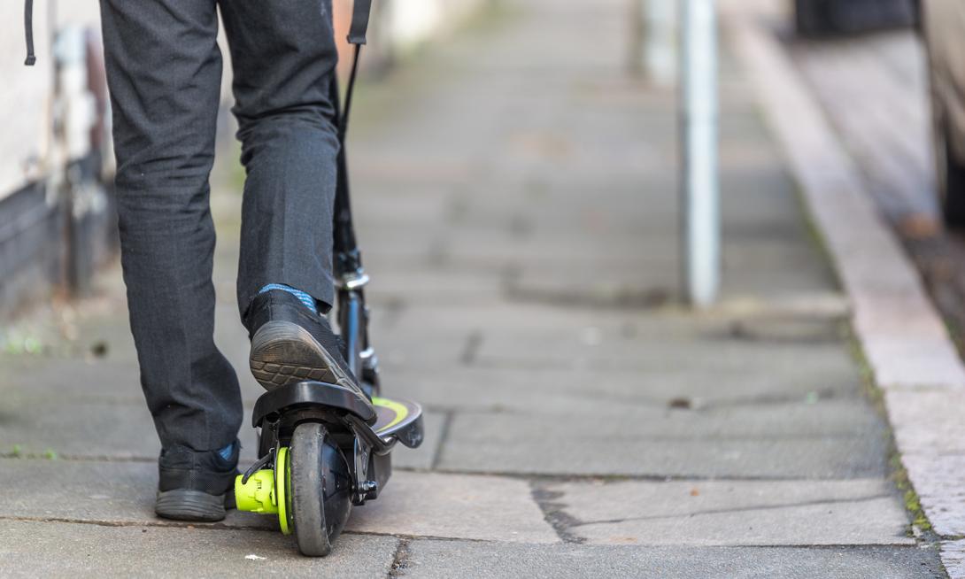 Az elektromos rollerek használatát szabályozó rendeletet hoztak