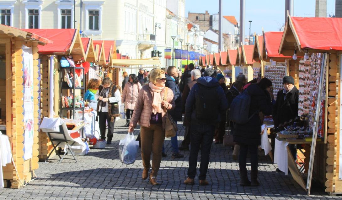 Csecsebecsék sokasága a tavaszi vásáron