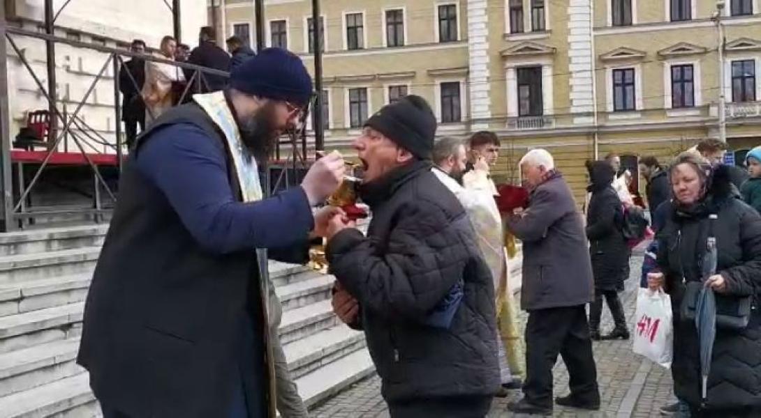 Megosztja az ortodoxokat az egyszer használatos kanállal való áldoztatás