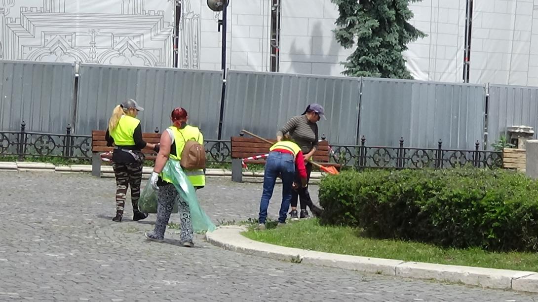 VIDEÓ - Takarítják a Mátyás-szobor talapzatát, gondozzák az élősövényt