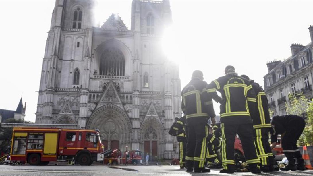 Kigyulladt a franciaországi Nantes székesegyháza