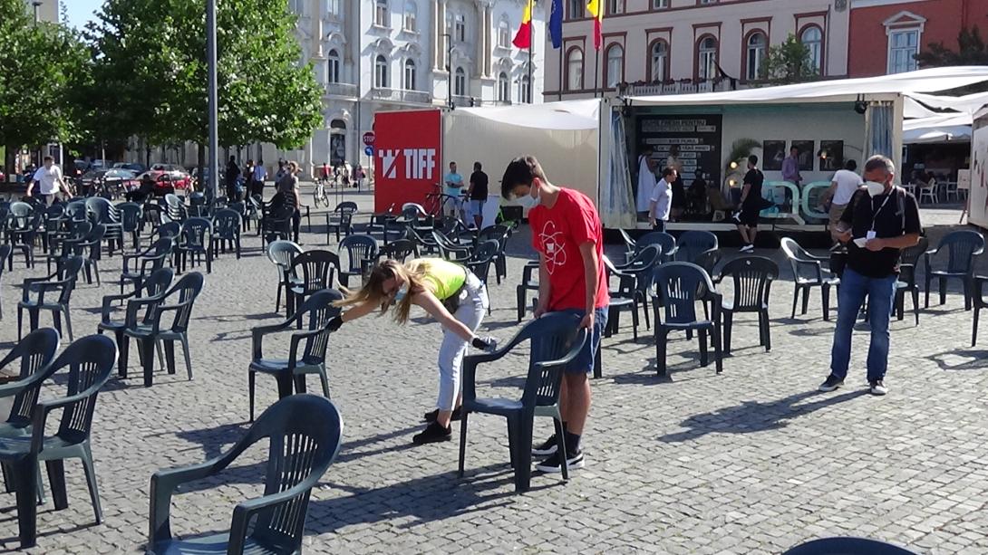 VIDEÓ - TIFF - Pontosan lemérik a székek közötti távolságot a Főtéren