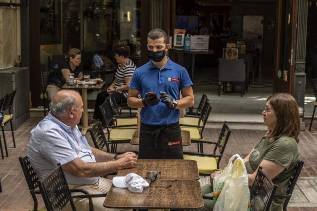 Bértámogatással segítené  a kormány a cégeket