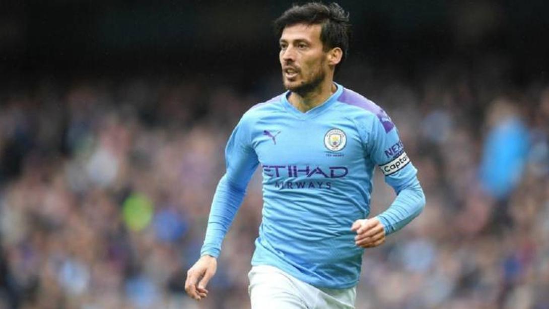 David Silva szobrot kap a Manchester City stadionja előtt