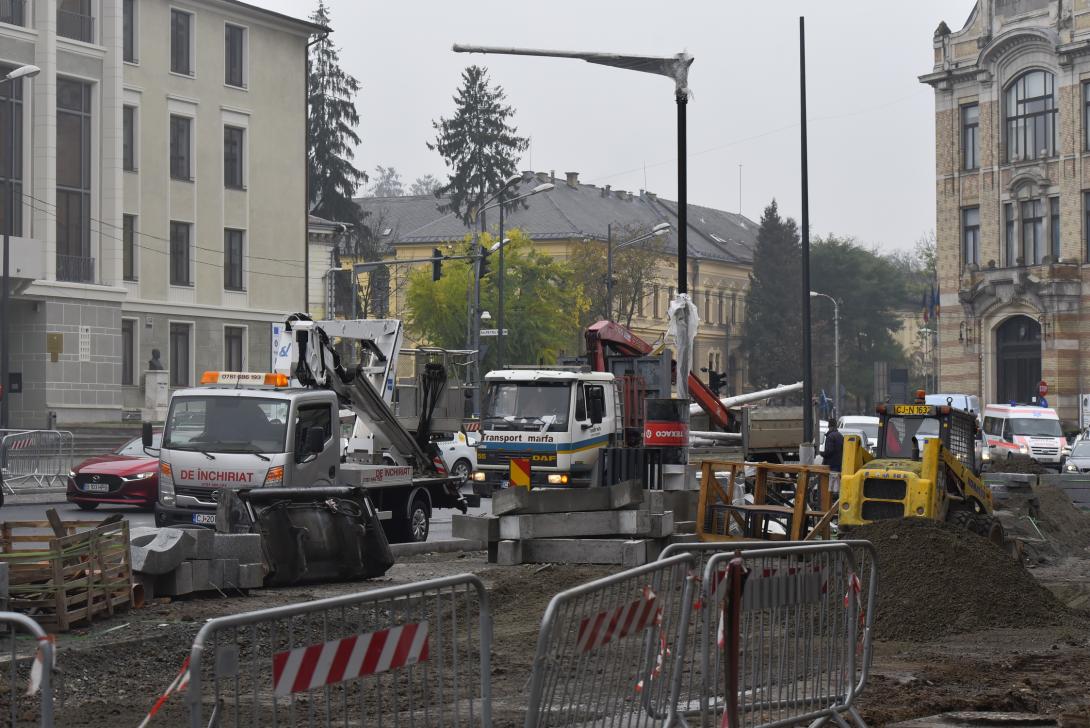 Megérkeztek a Béke tér új villanyoszlopai