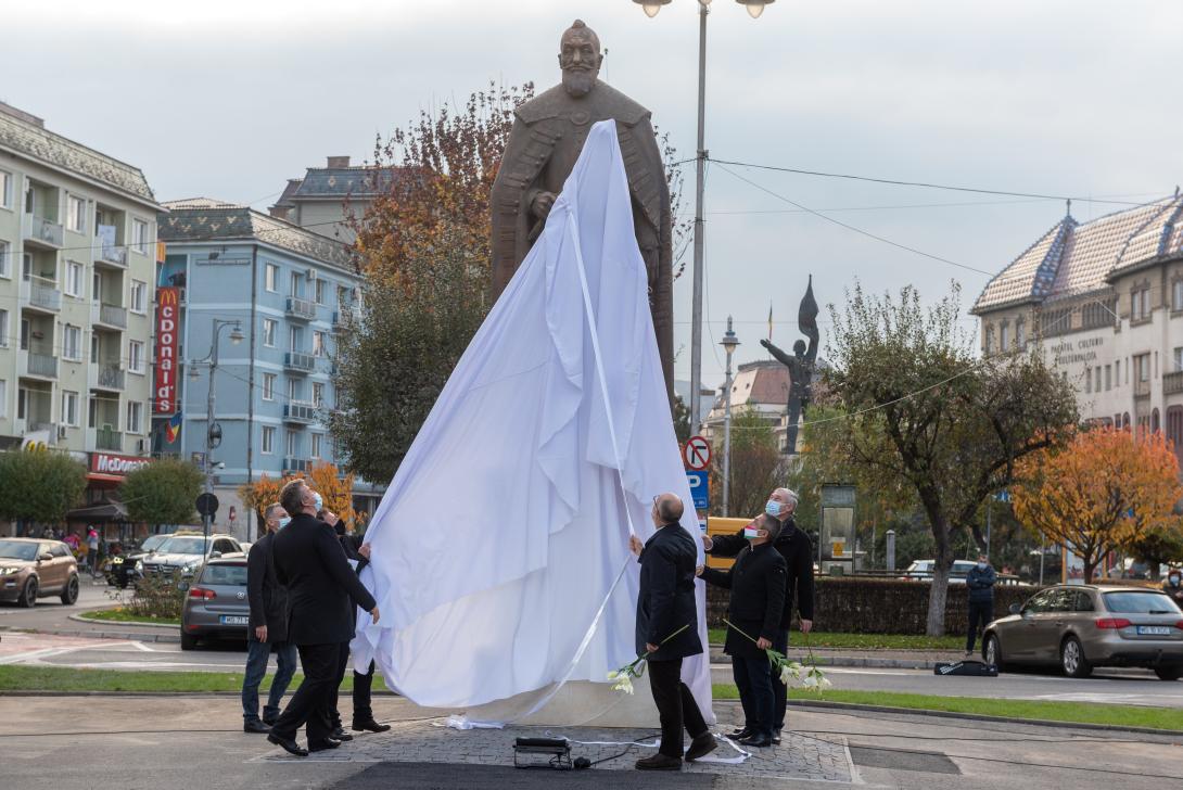 Marosvásárhelyen felavatták Bethlen Gábor egész alakos szobrát