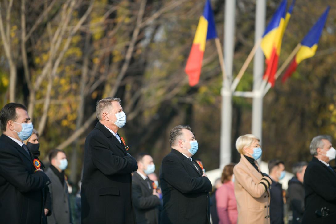 Katonai díszszemle és közönség nélkül ünnepelték Bukarestben Románia nemzeti ünnepét