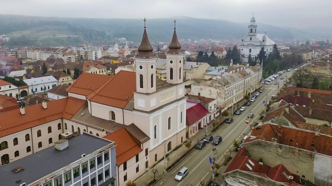 A toronytól a kriptáig – minden részletében megújult a szamosújvári ferences templom és kolostor