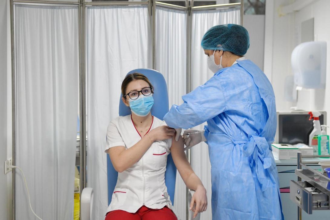 Koronavírus: bukaresti ápolónő kapta az első oltást