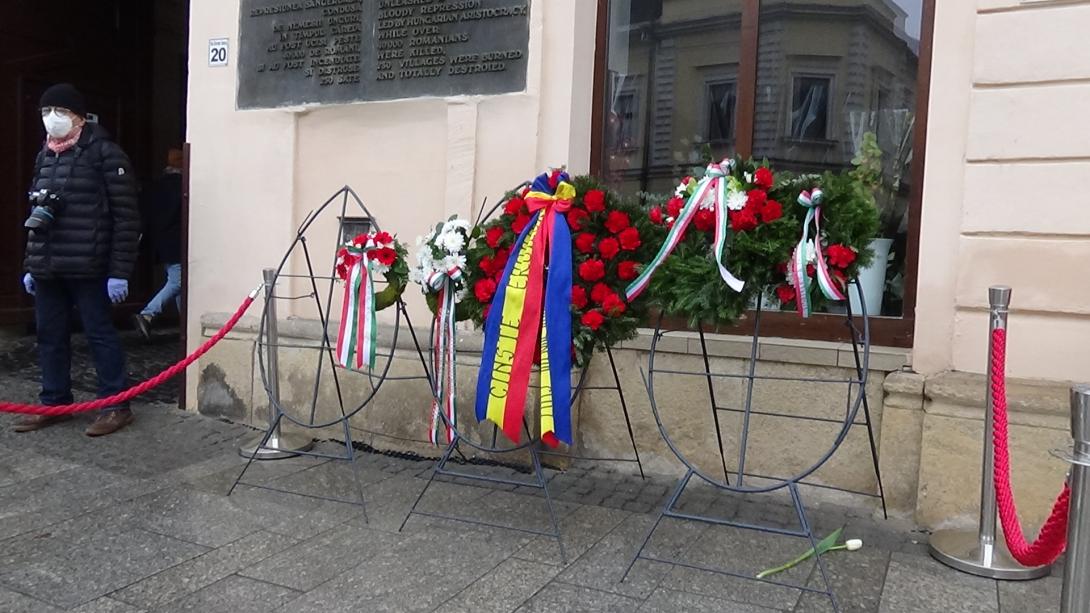 VIDEÓ – Szűk körű koszorúzás a volt Biasini szállodánál