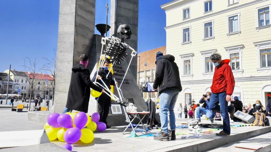 Csendes, visszafogott, de hatáskeltő akcióval tüntettek a független művészek