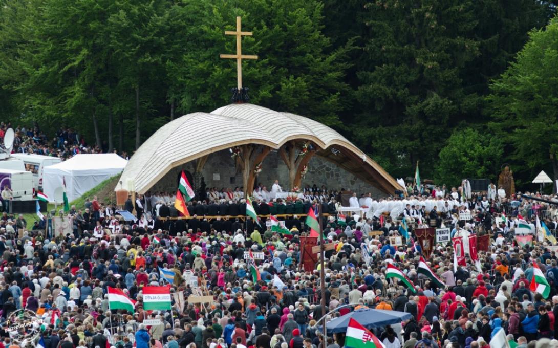 Csíksomlyói búcsú - A hegynyeregben tartják a pünkösdszombati nagymisét