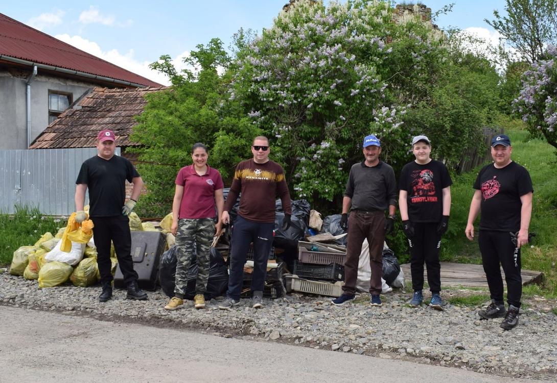 Szemétgyűjtés az egeresi Bocskai-kastélynál