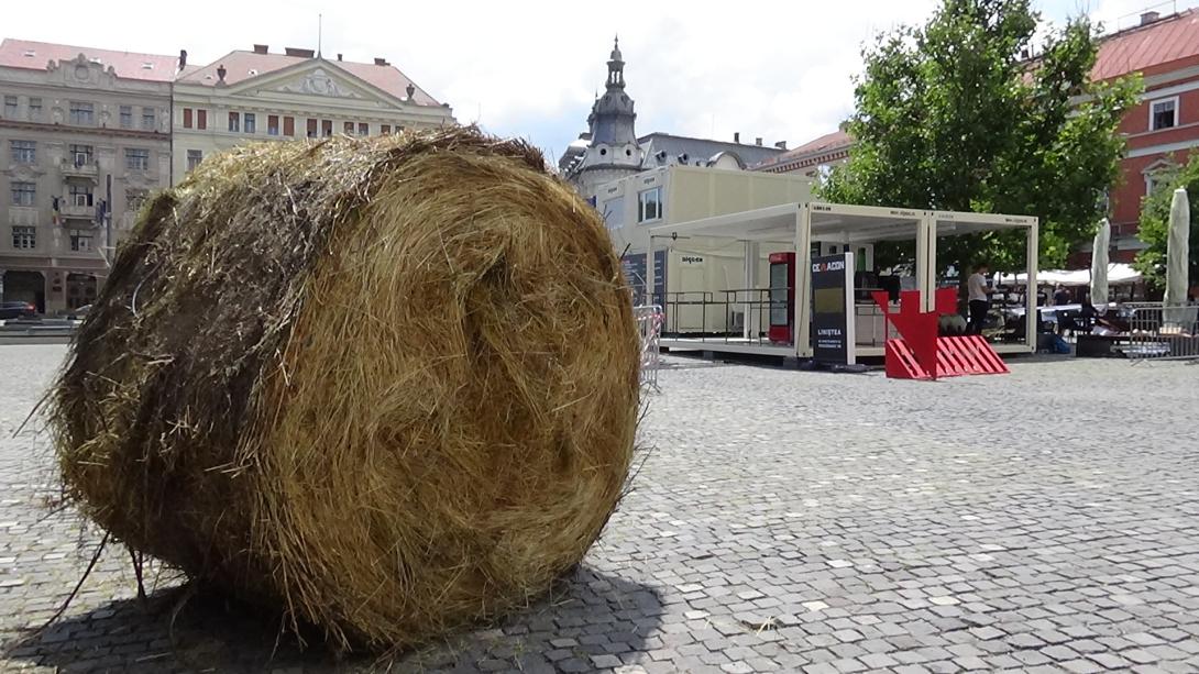 VIDEÓ – Készül a TIFF-minifalu a Főtéren