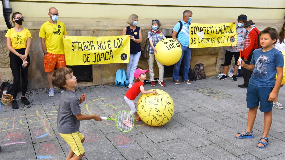 Iskolaudvarok, tornatermek megnyitásáért vonultak utcára