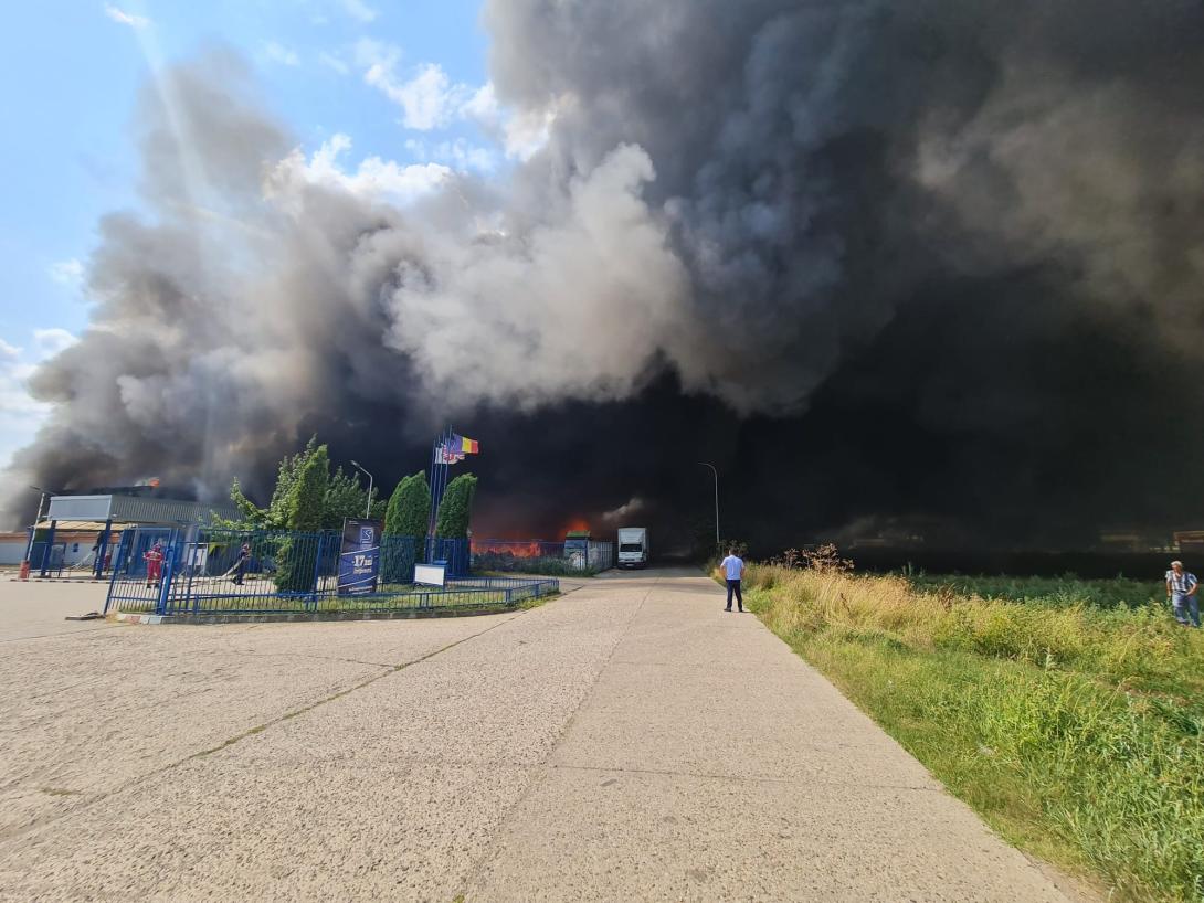 Hatalmas tűzeset  egy Fehér megyei raktárban