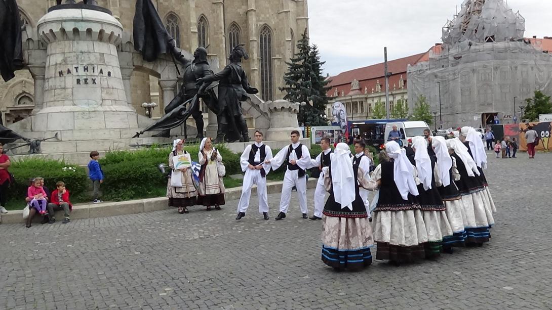 KMN - VIDEÓ – Görög néptáncegyüttes mutatkozik be a Főtéren