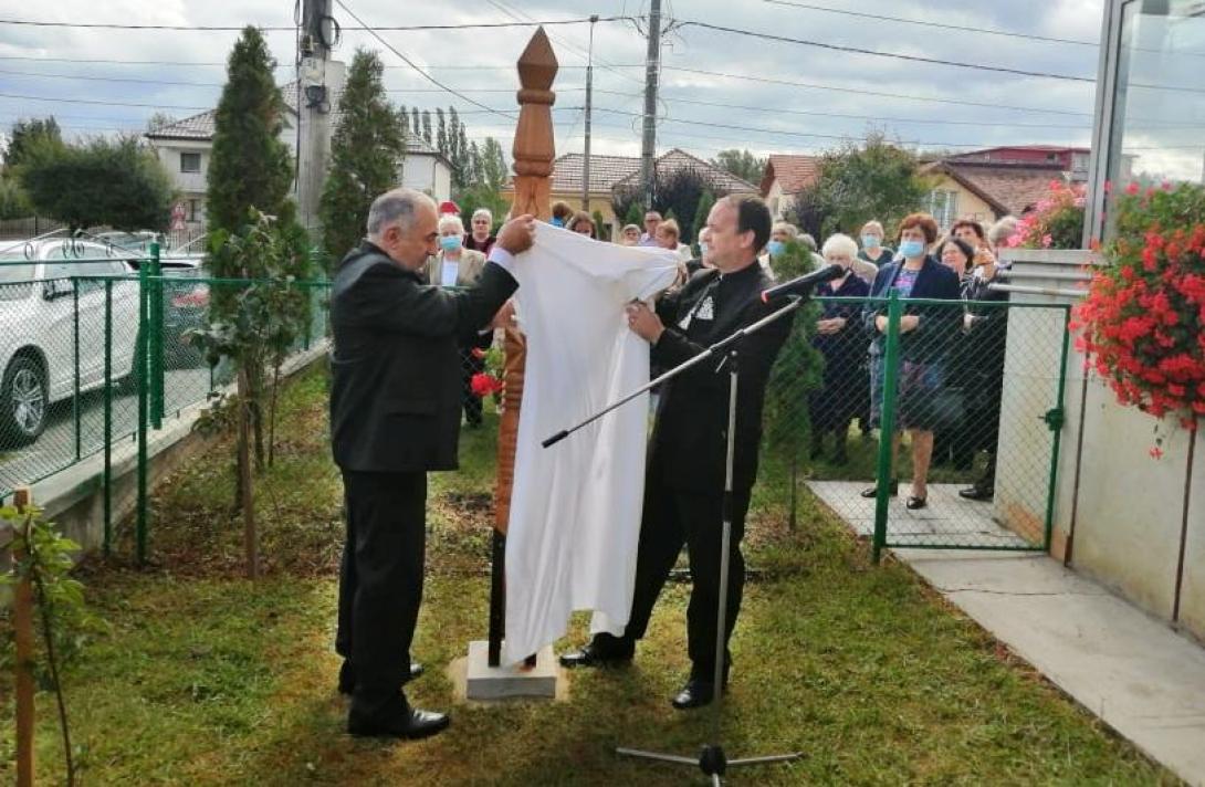 Kopjafát avattak az ékes énekek templomának kertjében