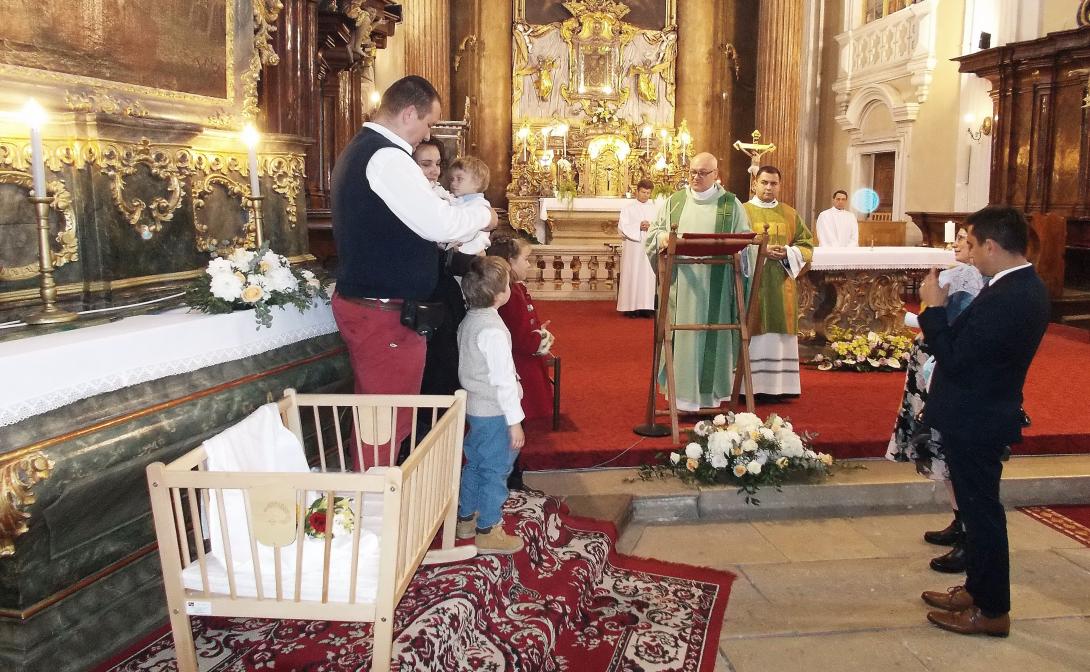 Vándorbölcsőt adtak át a piarista templomban