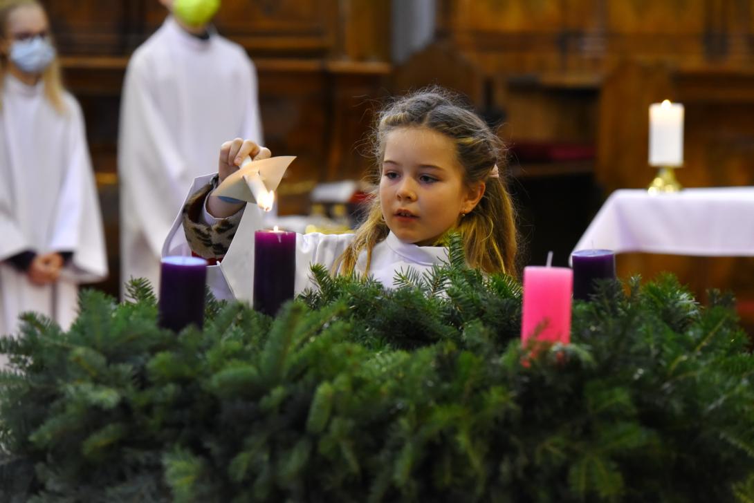 Kigyúlt az adventi fény, megáldották a hívek adventi koszorúit