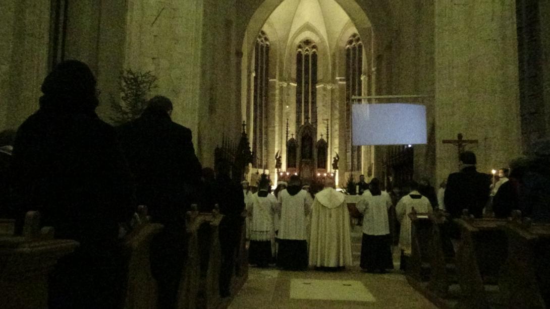 VIDEÓ – Szenteste a felújított Szent Mihály-templomban: bevonulás és fénygyújtás