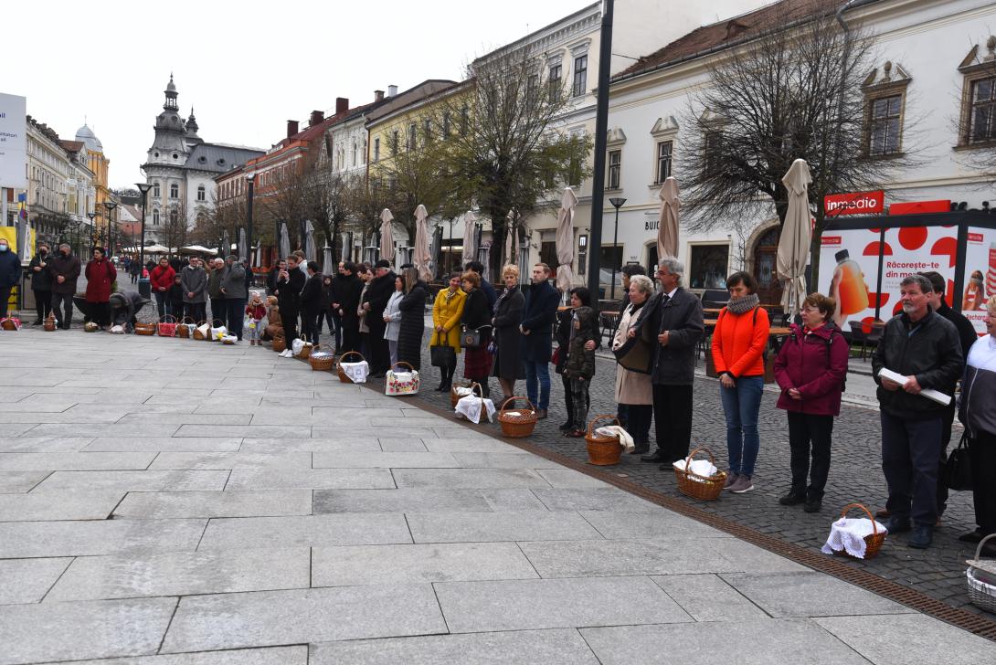 Szabadtéri ételszentelés a Szent Mihály templom előtt