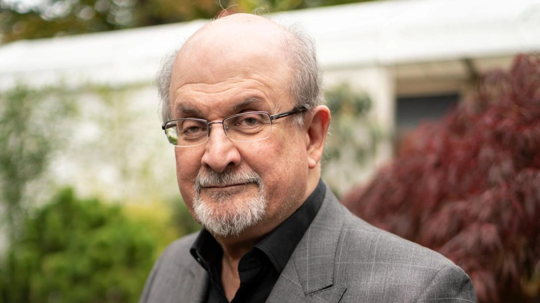 Súlyos sérülésekkel ápolják a pénteken megtámadott Salman Rushdie írót