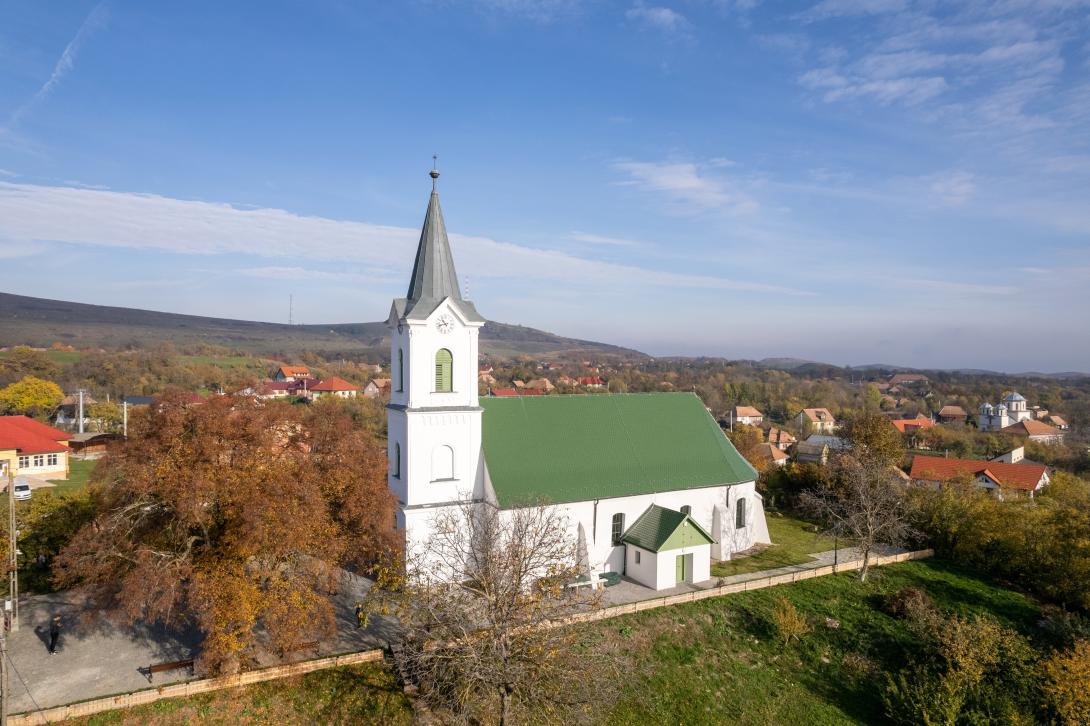 Felújított templomot és családsegítő központot avattak Ajtonban