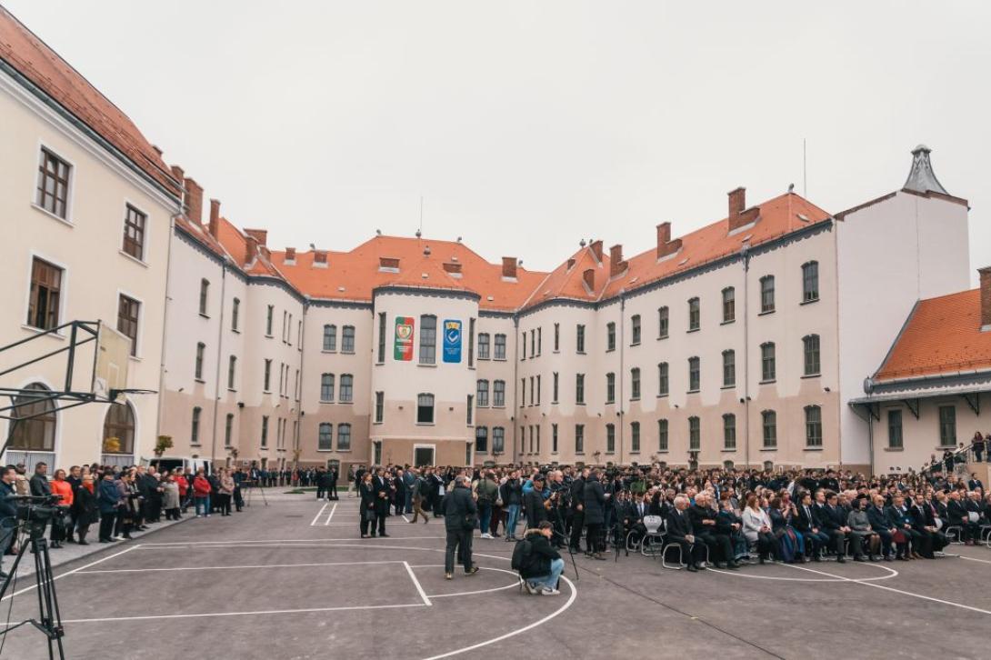 Erdély legnagyobb magyar iskolájának  felújítását ünnepelték Marosvásárhelyen