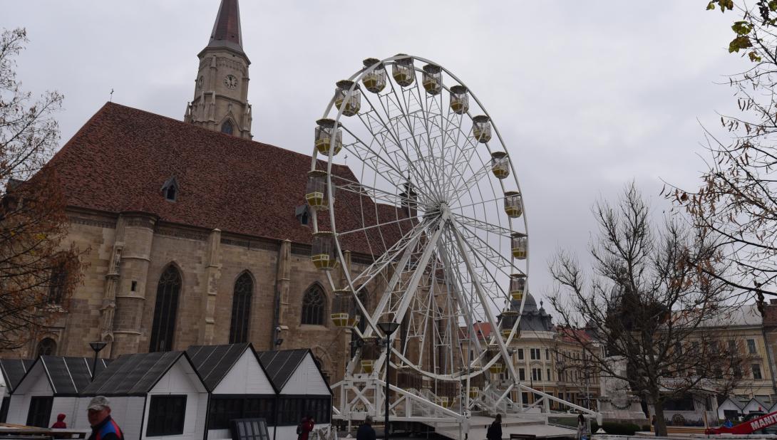 Már áll az óriáskerék a Főtéren