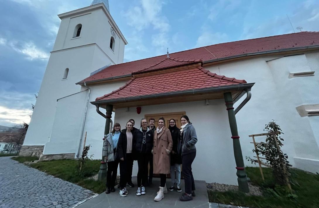 Örökségünk őrei: a magyarlapádi rerformátus templomot „fogadták örökbe” a Bethlen-kollégium diákjai