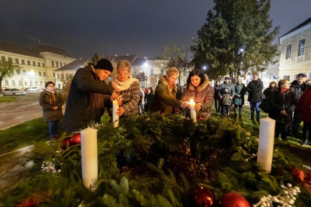 Először helyeztek ki köztéri adventi koszorút Nagyenyeden