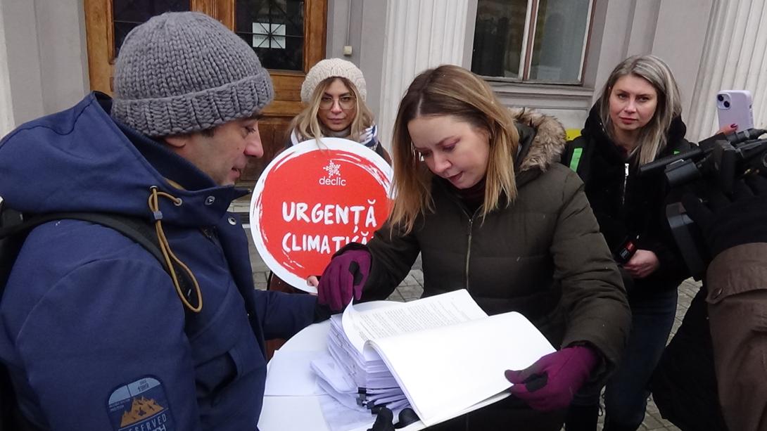 VIDEÓ - Klímaintézések meghozatalát sürgetik a kormánytól, perrel