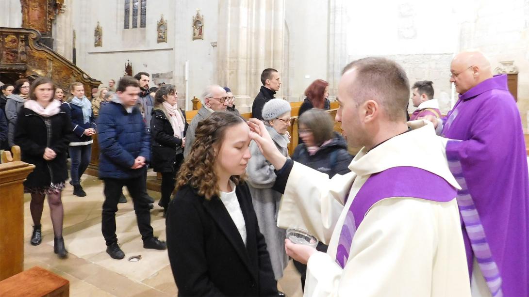 Hamvazással kezdődött a nagyböjti szent idő