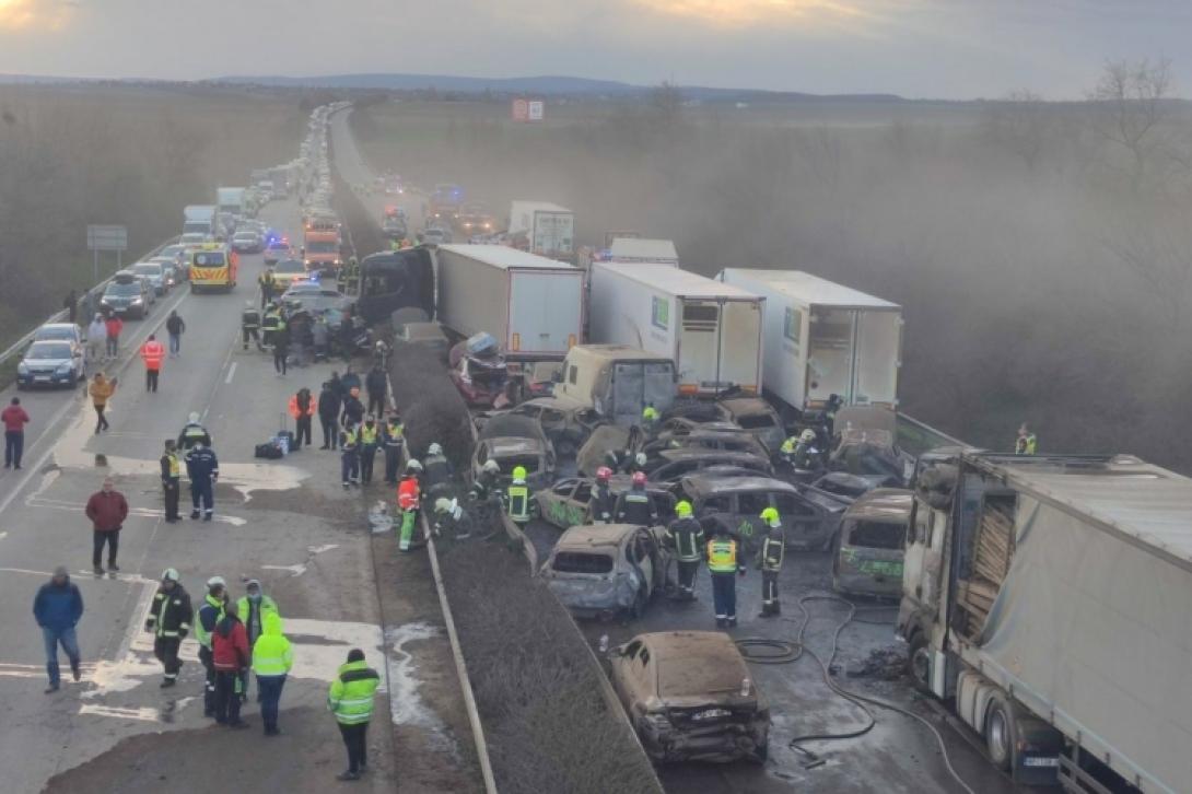 Tömegbaleset Magyarországon, az M1-es autópályán Herceghalomnál