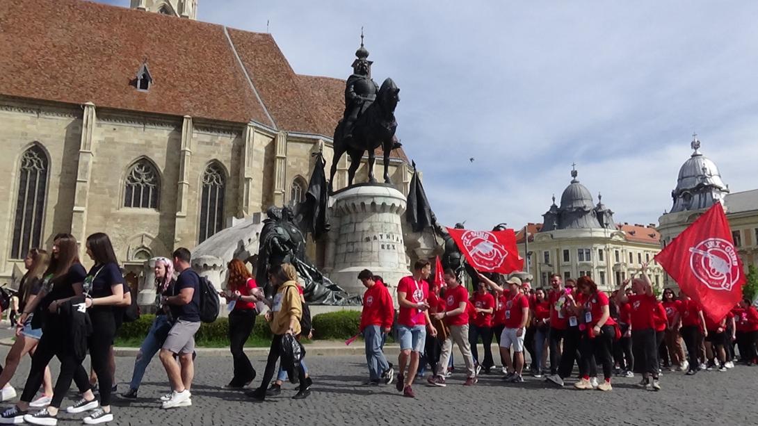 VIDEÓ – "Őrület" a Főtéren. Elkezdődött a KMDSZ Diáknapok