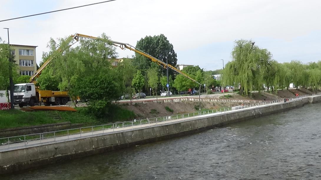 VIDEÓ – Dolgoznak a Szamos-partnak a Garibaldi-híd körüli részén