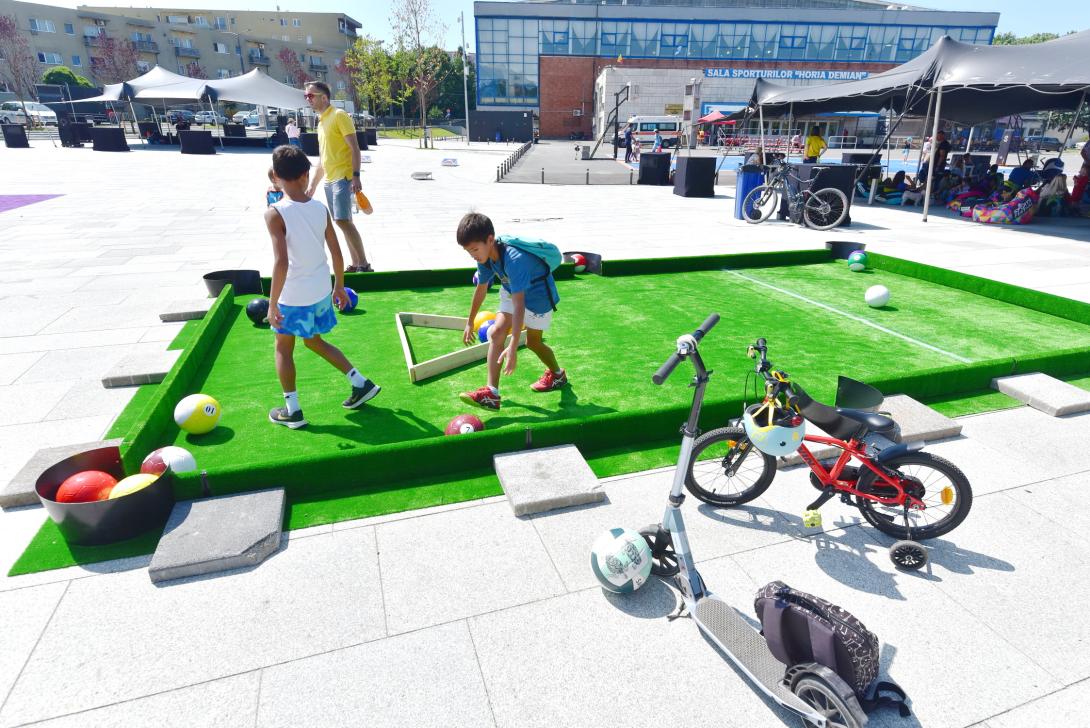 Urban Playfield a régi sportcsarnok előtt: játszótér minden korosztálynak