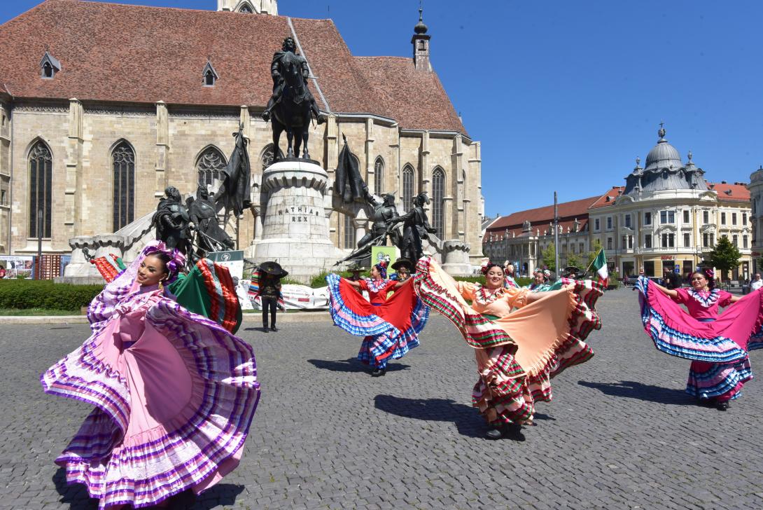 Nemzetközi néptánckavalkád Kolozsvár főterén