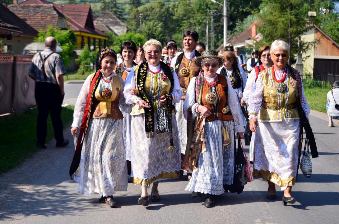 Barcasági csángó viselet